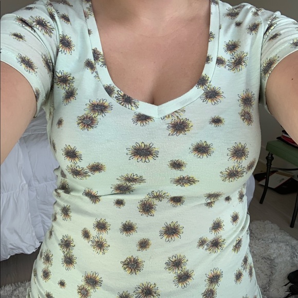 Nollie Sunflower V Neck T-Shirt - Picture 6 of 8